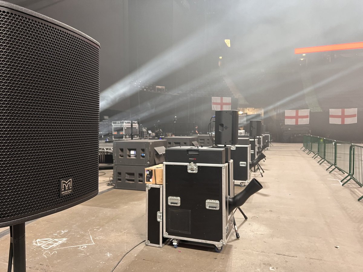 soundslikechri5's tweet photo. Here at @AOArena for the #Euros #RoadToVictory with 64 x @MartinAudioLtd MLAC and MLX and FP12 fills #RigsAtGigs https://t.co/HHojqGladA