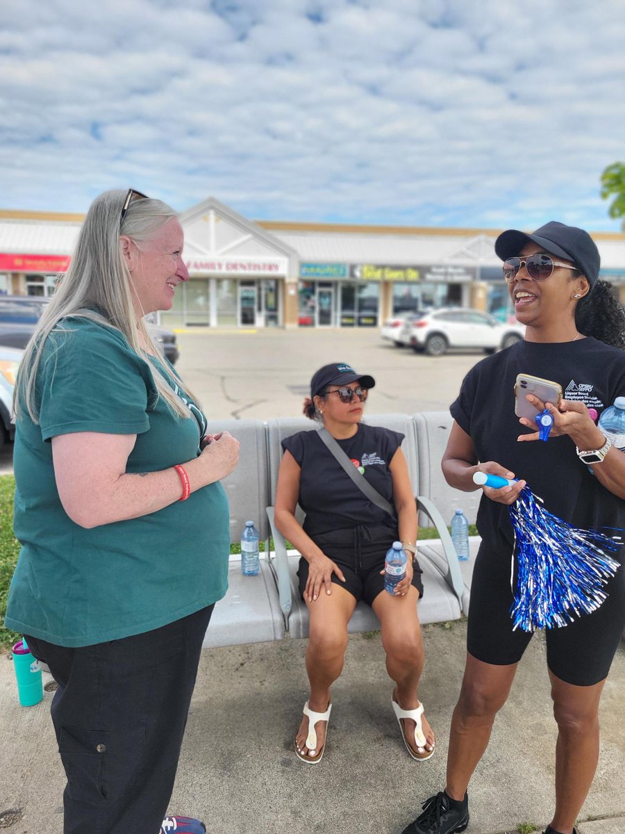LNancekivell's tweet photo. Yesterday with the Hamilton crew on the #LCBO picket line! Spirits are high ;-) #lcbostrike #LCBOworkersfightback #opseu #sefpo https://t.co/ptTld2U1VY