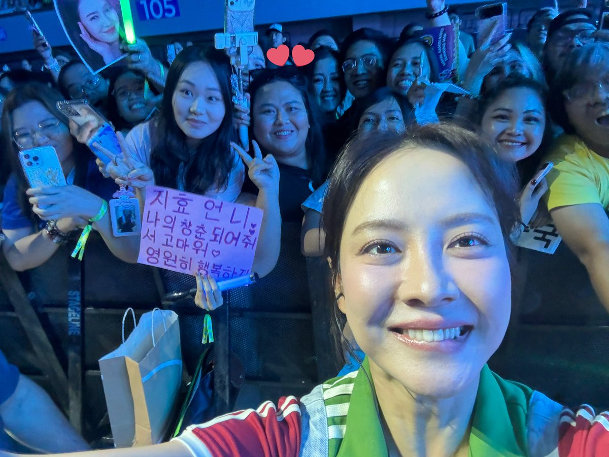 Sharzlei21's tweet photo. JIHYO UNNIE GOT MY PHONE 😭💙💛

She's my bias ever since RM started. What a dream come true! 😭

So funny as well that once she got the phone, she stopped the vid so that she could take a pic with everyone 😭 super kind hearted talaga

#RUNNINGMANinMANILA2024 
#RUN2UinMANILA https://t.co/acantjsYvU