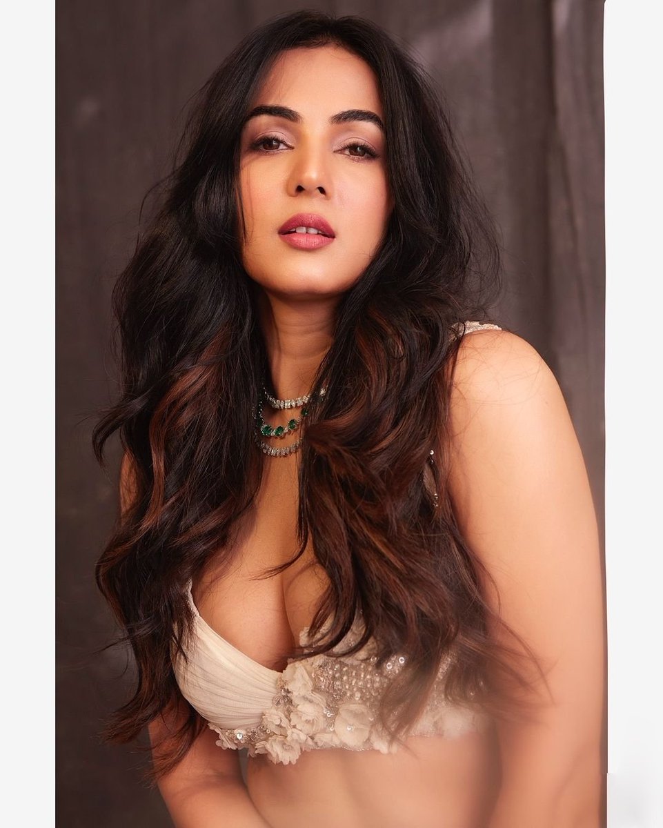Cutiepie_Sonal's tweet photo. With eyes that sparkle like stars, she exudes a timeless, mesmerizing beauty✨💖👑😘
#SonalChauhan #Love #SonalIsLove #Sonalians #NationalCrush #NationalCrushSonal #NationalCrushOfIndiaSonalChauhan @sonalchauhan7 ❤️😘❤️ https://t.co/IjwzML5kz8