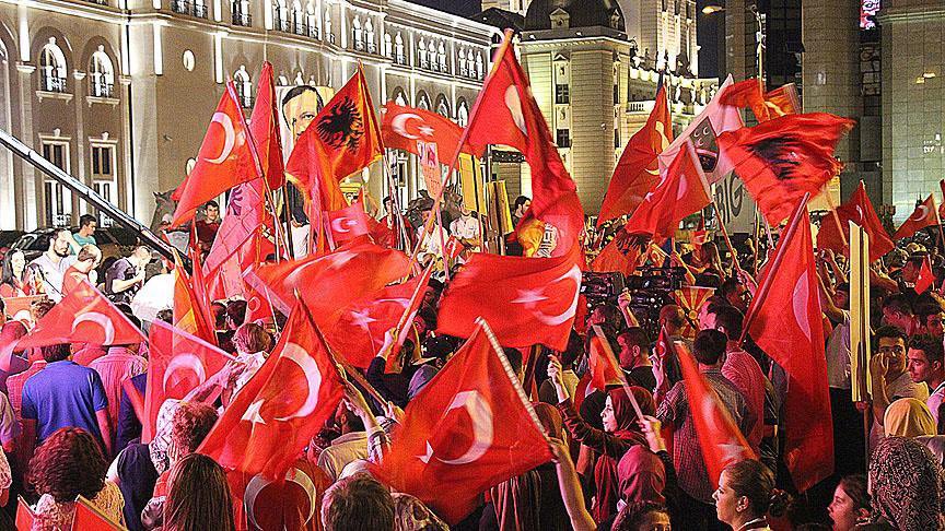 TRT Haber'de sunucu "85 Milyon tek yürek" deyince Makedonya Türk'ü eşim şaşkınlıkla suratıma baktı. "Nasıl 85 Milyon? Bu akşam en az 300 milyonun kalbi Türkiye'yle, siz gerçekten farkında değilsiniz Türkiye'nin ne demek olduğunun".  

Fotoğraf Üsküp'ten. #BizimÇocuklar #TURvHOL