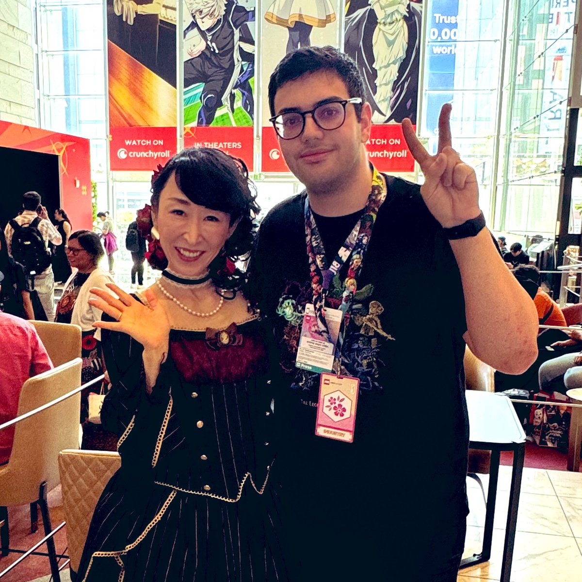 ¡Hemos conocido a Ryukishi07 (creador de Higurashi y Umineko) y a Sayaka Ohara (voz de Beatrice)! 🦋💛

Muy pronto tendréis una entrevista en la web con mucha información interesante y un mensaje especial para los fans hispanos.

#AX2024 <a href="/07th_official/">竜騎士07 / 07th Expansion</a>