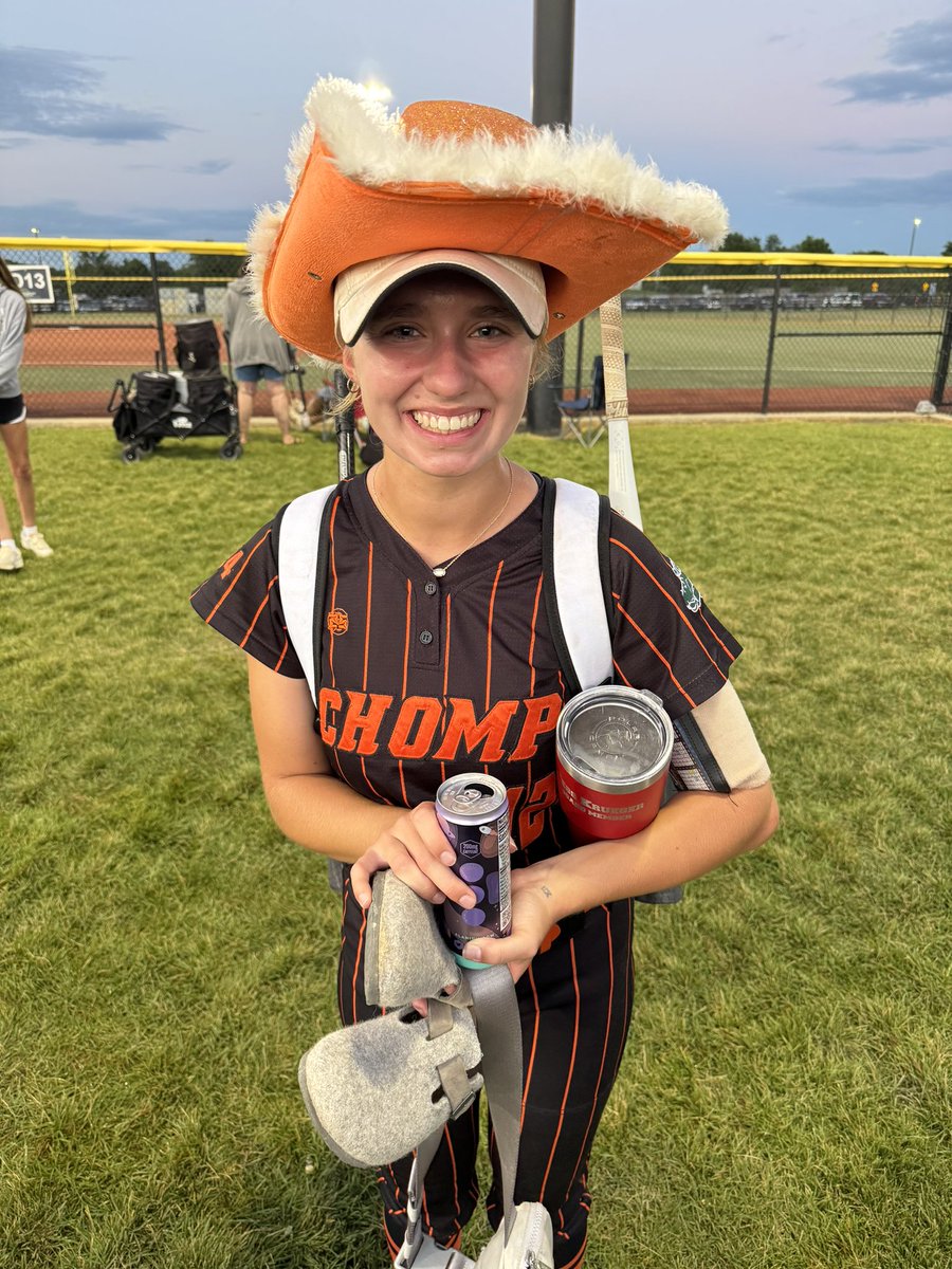 INGatorsCraft's tweet image. Won our game yesterday 4-1. MVP hat goes to @EvelynRKrueger1. Evy had a .500 AVG and .500 OBP with 1 RBI. She played flawless defense at 3B and 2B. Her energy in the dugout was awesome and she kept her team up!! Goooo Evy!