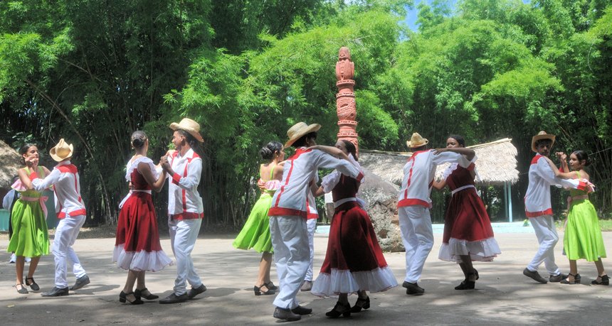 Coge sombrero y guayabera, se viste despacio, quiere disfrutar los últimos minutos de esta edición, mientras despide a los participantes. Sí, señores, me refiero a nuestro Guateque Mayor, la mejor manera de honrar a Juan Cristóbal Nápoles Fajardo (El Cucalambé).