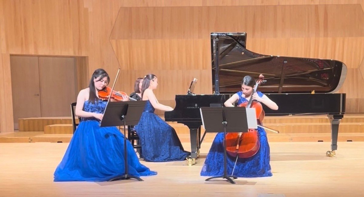 先日は和音先生門下の木の香りコンサートでした🌳

同級生のお2人とブラームスのピアノトリオ1番1楽章を演奏しました🎶

りおなちゃんとは2度目、みさとちゃんとは初めましてでした！！お2人の力強い音色が大好きです。

またいつか一緒に演奏できますように🫶🏻