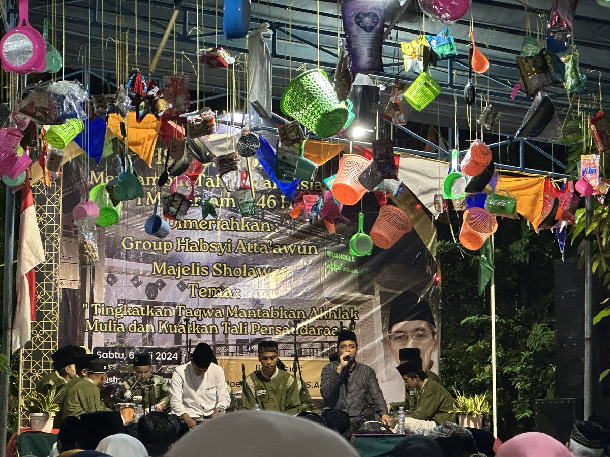 Ternyata rapuh banget, ikut ginian ajah smpe nangis 🥹. Apalg pas momen kirim alfatiha u/ ahli kbur , banjir 😭
Untung duduk belakang sendiri 😔