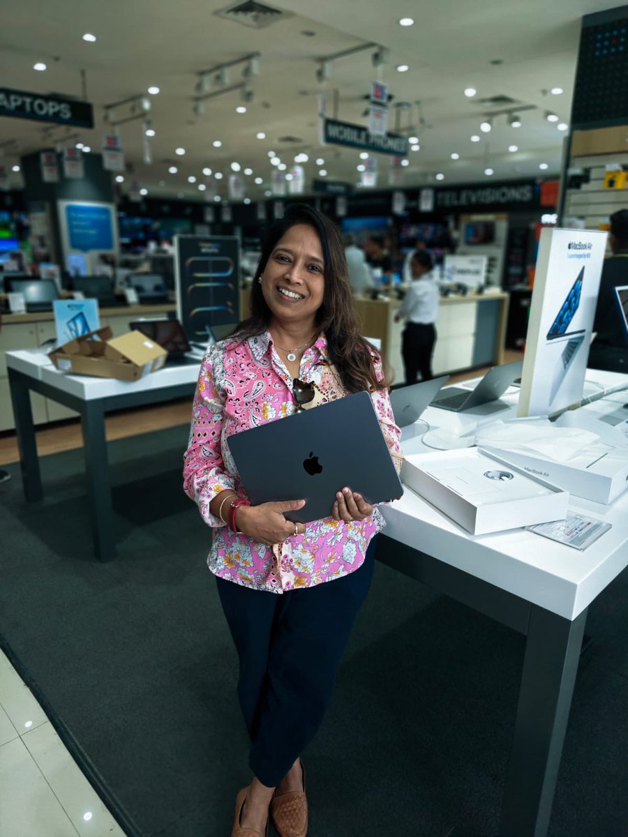 DhongdeSupriya's tweet photo. मिल गया! मिल गया 😃😃
#Apple #Mcbook https://t.co/Q3CWJ4ky3O