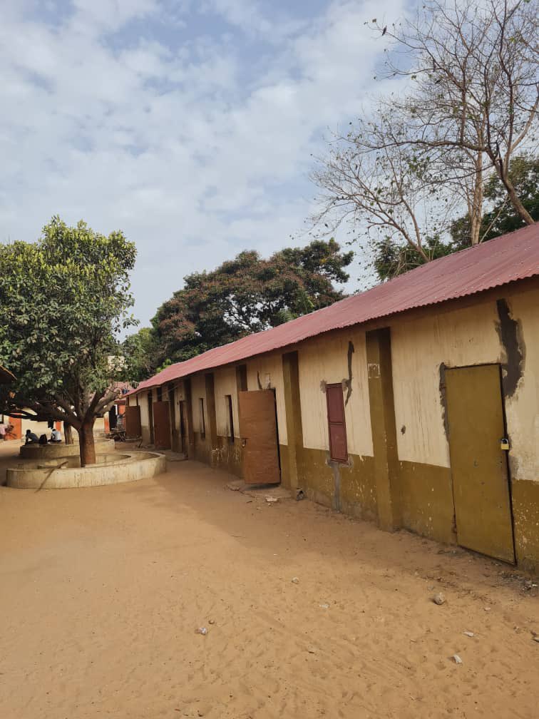ProjectGambiaCL's tweet photo. Excellent news! The much needed roof repairs are complete at St Peter's Lower Basic School meaning the pupils are no longer getting wet during their lessons.
Thanks to the schools who raised funds to help us do this; @EarlsHigh @BartleyGreen @KingsHawford and @morleyvictoria https://t.co/lhwjBADFWI