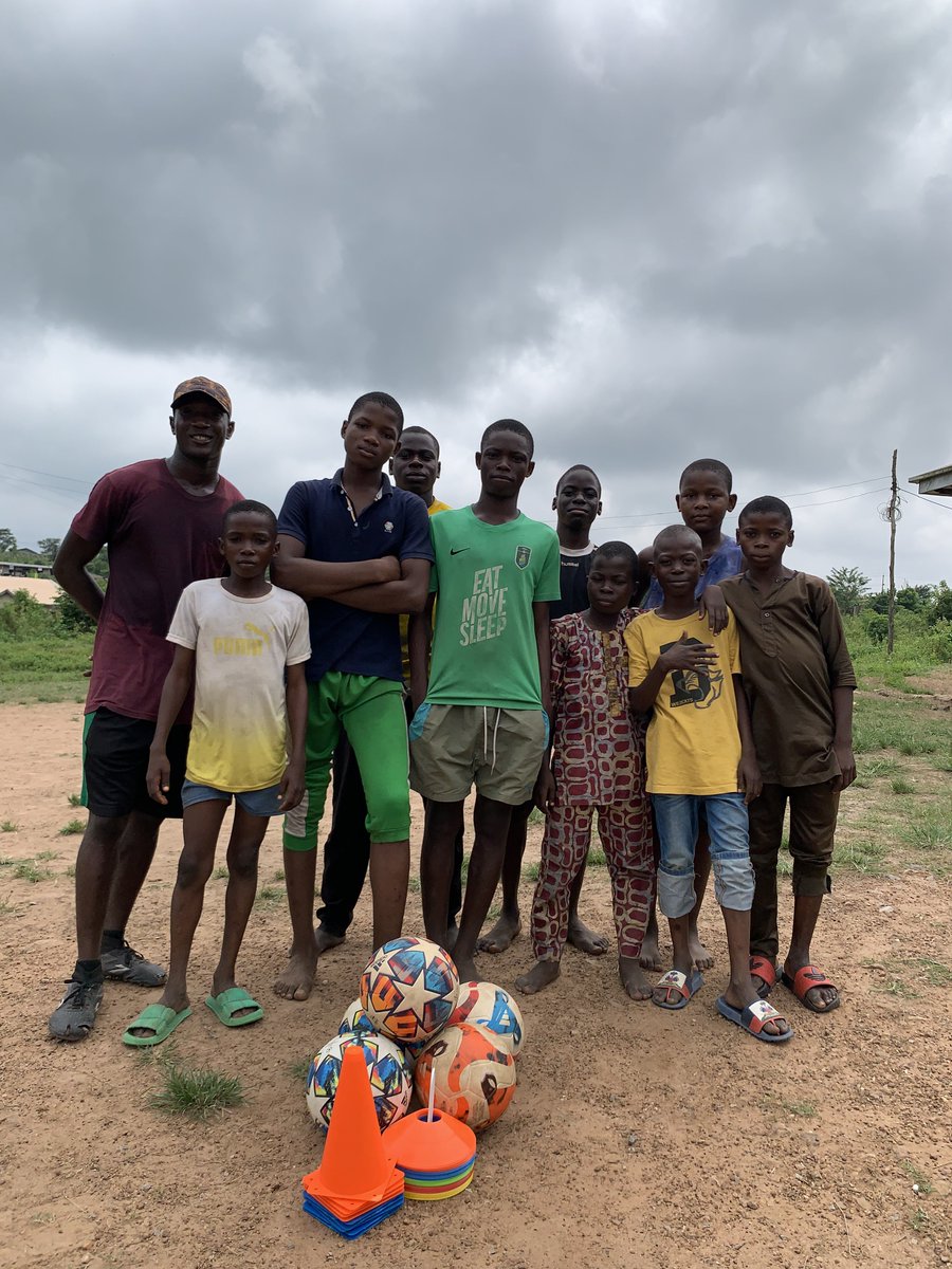 FrancisIlesanm2's tweet image. Boys putting in the work on passing drills! ⚽️ #SoccerTraining #TeamWork 

Watch the space, video coming soon.