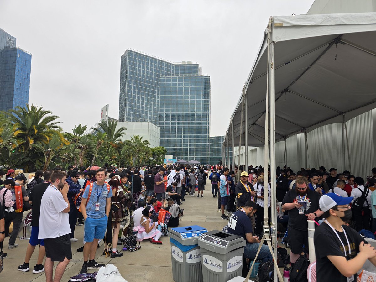 KhamsAlan's tweet image. Front of the line is to the right maybe 500 feet and back of the line to my direct left. The line goes aaaalllll the way down to the hall doors 😵‍💫

#FGOanniversary #FGO #Aniplex #AX2024