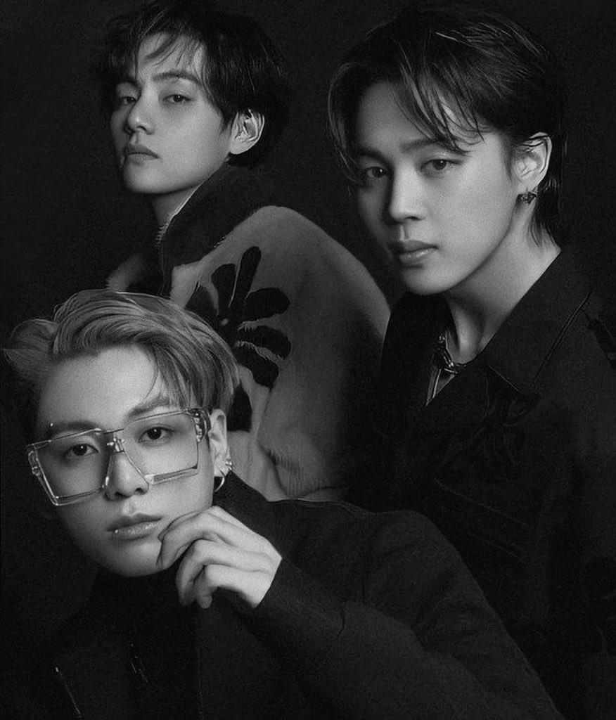 kpopstat's tweet photo. Albums by K-pop/Korean soloists to have all tracks sold over 100K+ units in the US 🇺🇸

#1- Layover by #V 
#2- GOLDEN by #Jungkook 
#3- FACE by #Jimin

#BTS https://t.co/QUK1Vq0MUN