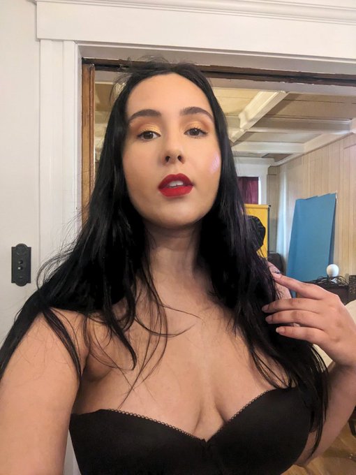 I never share my photo shoot bts! From a shoot with @ WildeHuntCorsetry on IG, @FantheFlame4 and makeup<a href="/tag/musclewomen"class="tags"><span>#musclewomen</span></a><a href="/tag/musclemommy"class="tags"><span>#musclemommy</span></a>