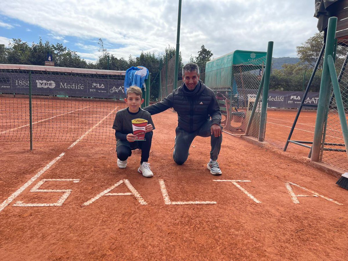 CASarmientoOf's tweet photo. 🎾 #TenisCAS / UN GUERRERO NACIONAL 🇦🇷
🔝 Conrado Rossi salió campeón del torneo nacional de menores en Salta y se consagró como el número 1 del país en su categoría. https://t.co/dPcjnV0dSR