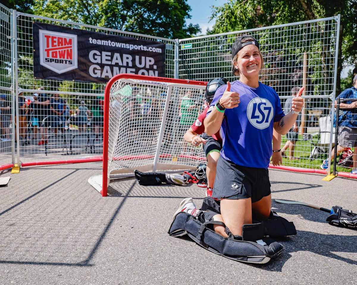 La réaction à K.O quand elle a vu Pou dans les buts 😂

K.O’s reaction to Pou being a goalie 😂