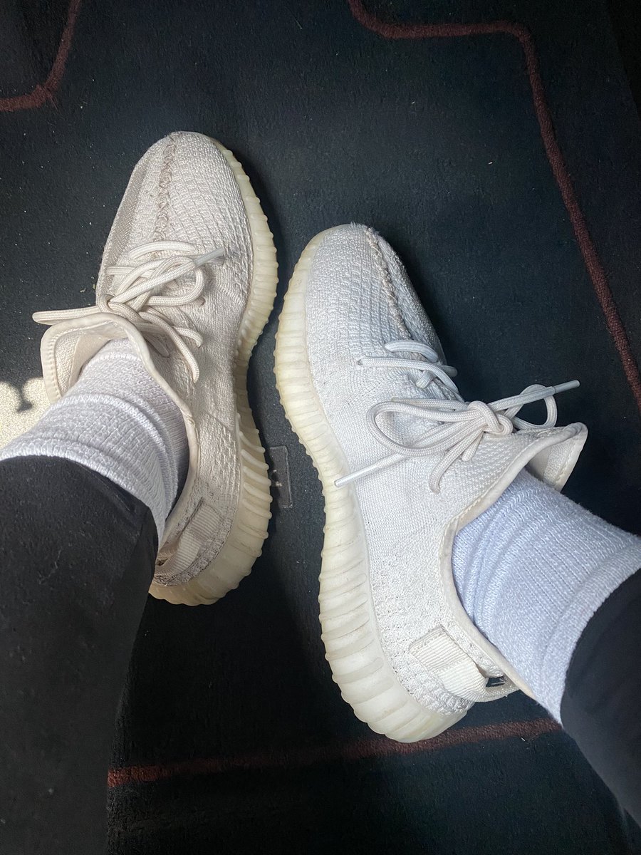 goddessjulia890's tweet photo. my gym shoes turn your brain to mush 😊 https://t.co/i8eaqtFDdf