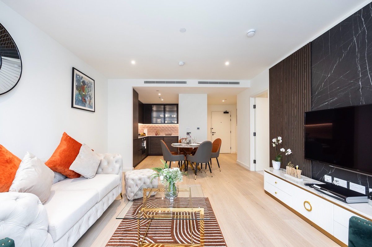 AustinDavidApt's tweet photo. Pristine ’Riverscape’ Executive Apartment | Royal Wharf📍

Property Details:
1 Bedroom 
1 Bathroom 
4 Seated Dining Area 
Fully Furnished with Terrace 
Free Wifi | Parking Available 
From £220 per night 

For more information, DM or emails us at info@austindavidapartments.co.uk https://t.co/iQi1W2BtfI
