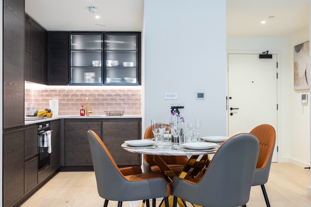 AustinDavidApt's tweet photo. Pristine ’Riverscape’ Executive Apartment | Royal Wharf📍

Property Details:
1 Bedroom 
1 Bathroom 
4 Seated Dining Area 
Fully Furnished with Terrace 
Free Wifi | Parking Available 
From £220 per night 

For more information, DM or emails us at info@austindavidapartments.co.uk https://t.co/iQi1W2BtfI