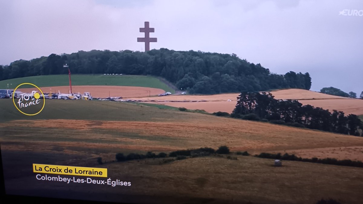 Cilj današnje 8. etape Tour de France u Colombey les Deux Églises, poznavateljima lika i djela Charlesa de Gaullea poznata lokacija... 🇫🇷🚴‍♀️