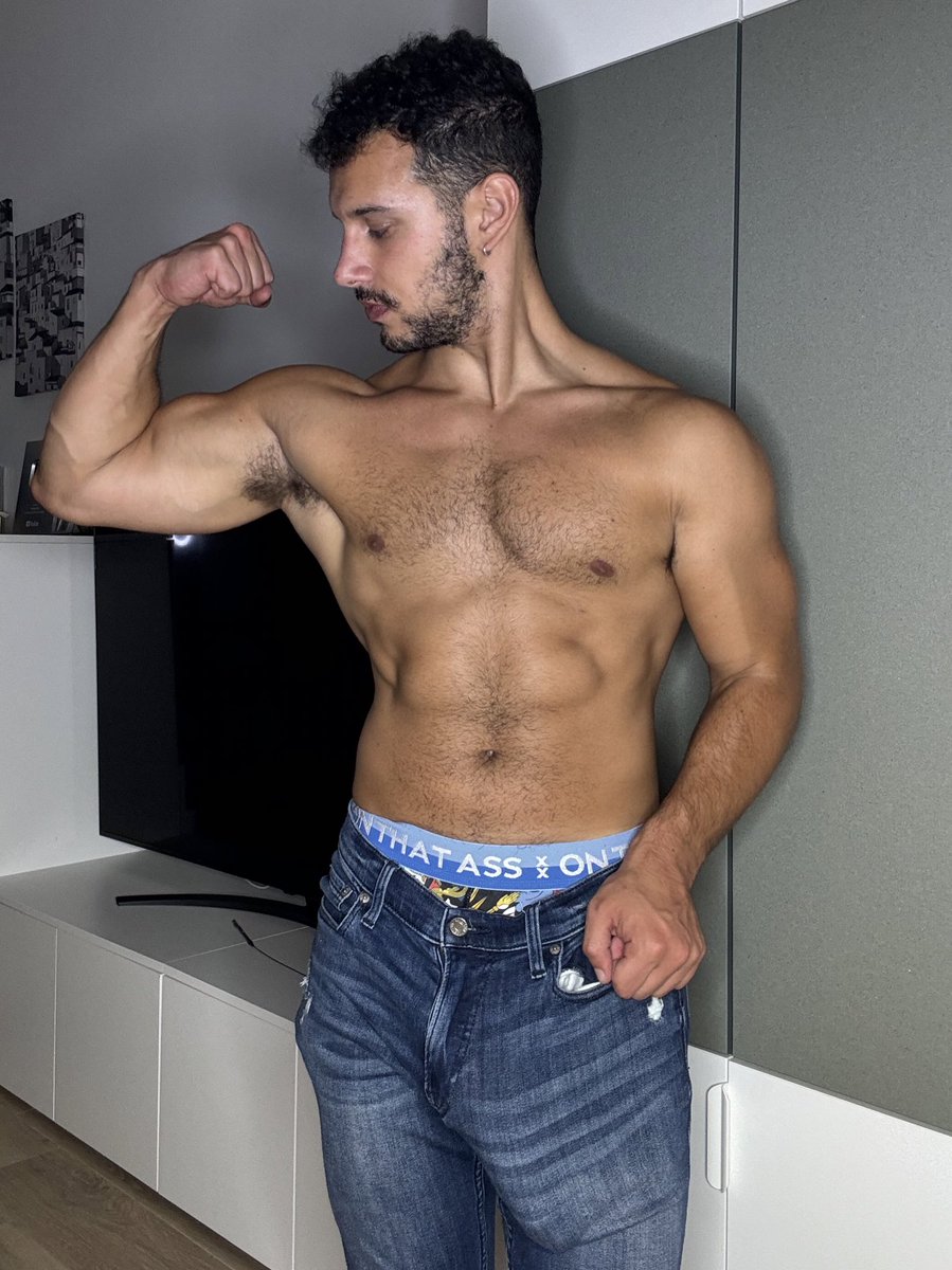 curiousjohnnys's tweet photo. Like this if I'm boyfriend material  🪵 💦 👀 recreate fitness https://t.co/lvujnQluYq