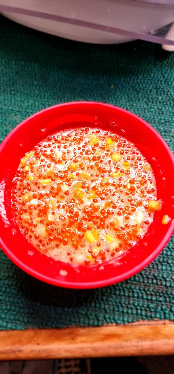 What's for breakfast?
Why, of course, fresh salmon caviar.😍