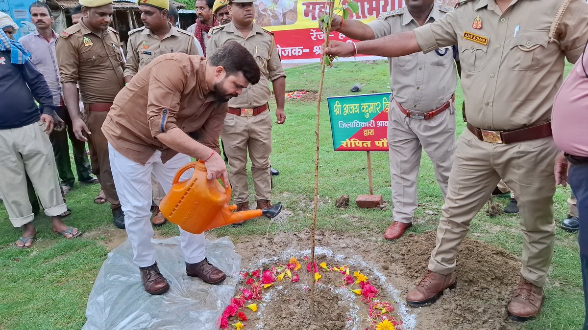 dmshravasti's tweet photo. जिलाधिकारी अजय कृमार द्विवेदी एवं पुलिस अधीक्षक घनश्याम चौरसिया ने तहसील जमुनहा पहुंचकर ’कचनार’ व’जकरन्दा’ का पौधरोपण किया तथा लोगों को अधिक से अधिक पौधा रोपण हेतु प्रेरित भी किया।  @CMOfficeUP @InfoDeptUP @InfoDeptUP https://t.co/7ySXPFLn7b