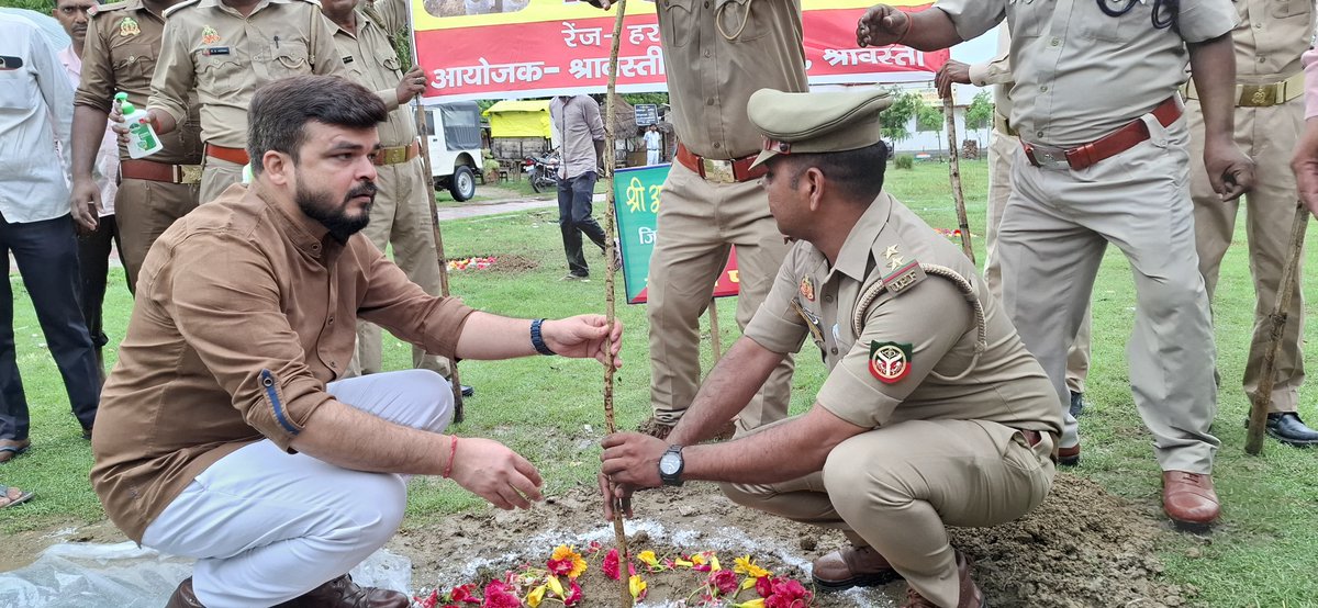 dmshravasti's tweet photo. जिलाधिकारी अजय कृमार द्विवेदी एवं पुलिस अधीक्षक घनश्याम चौरसिया ने तहसील जमुनहा पहुंचकर ’कचनार’ व’जकरन्दा’ का पौधरोपण किया तथा लोगों को अधिक से अधिक पौधा रोपण हेतु प्रेरित भी किया।  @CMOfficeUP @InfoDeptUP @InfoDeptUP https://t.co/7ySXPFLn7b