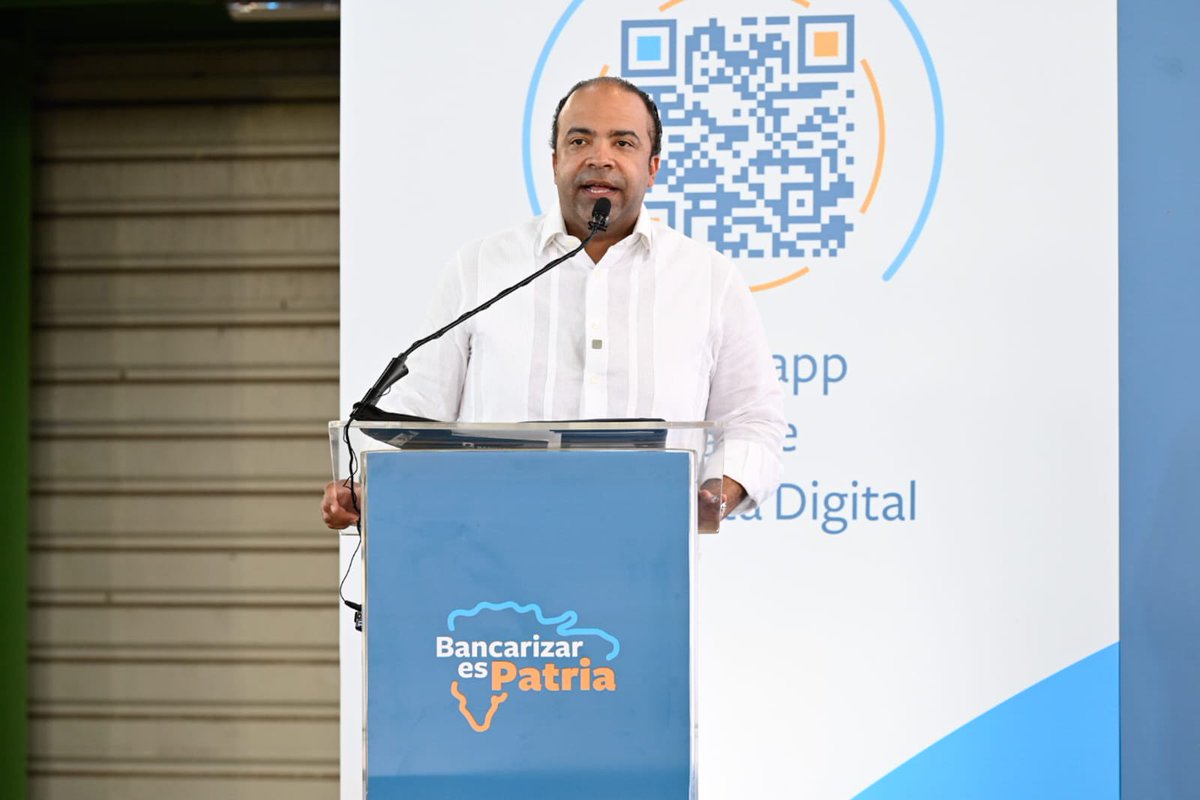 Nos encontramos en el Multiuso Leo Tavárez de Higüey, en una nueva jornada de Bancarizar es Patria , cumpliendo con nuestro propósito de lograr que más dominicanos, sin distingo de ningún tipo, puedan abrir de forma rápida, fácil y segura su primera cuenta de ahorros en el