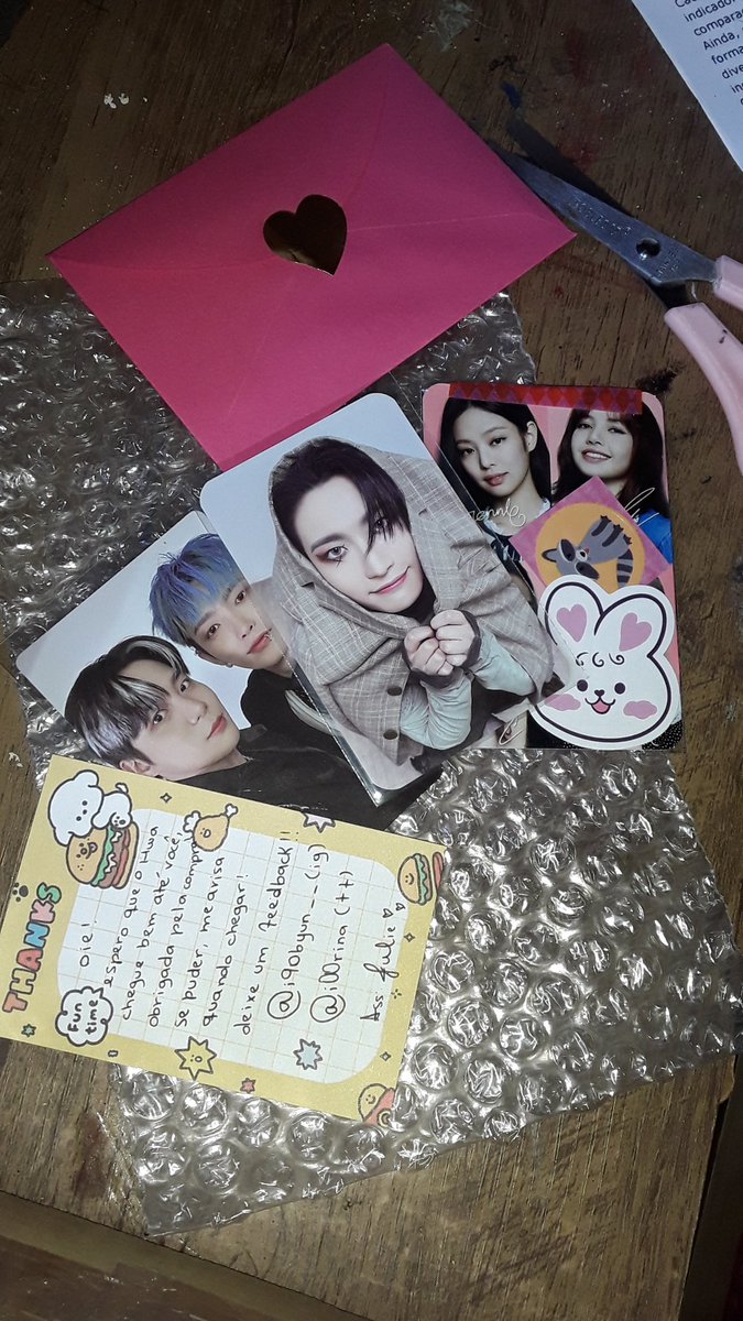 lahwagoth's tweet photo. feedback super positivo pra @i00rina que me vendeu esses lindinhos e ainda mandou brindezinhos, além de ser um amor, muito obrigadaaaa💞💞 https://t.co/j5jFob1WyH