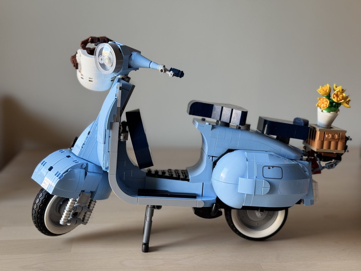 SirLockhart's tweet photo. 1106 pieces, 355 steps, 4.5 hours #LEGO #Vespa #Piaggio https://t.co/AsGphYCeAx
