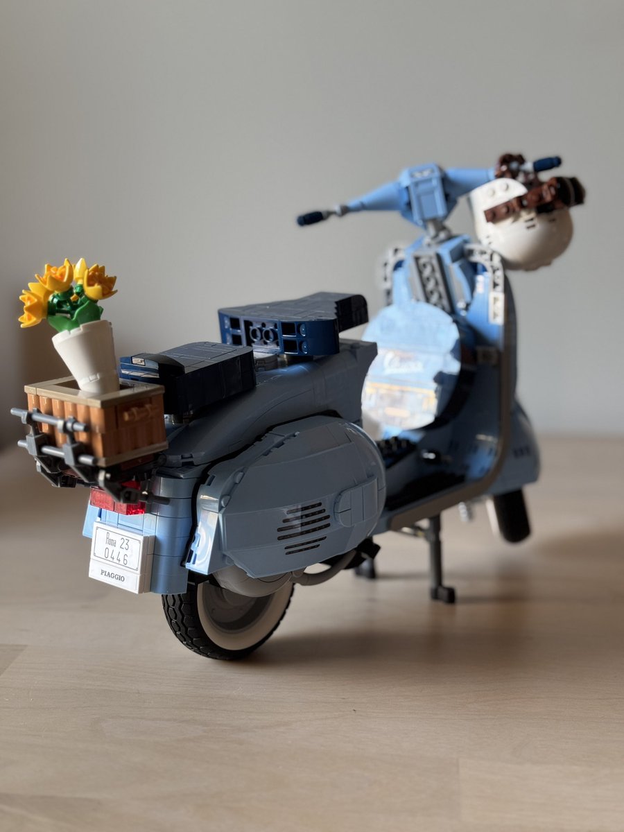 SirLockhart's tweet photo. 1106 pieces, 355 steps, 4.5 hours #LEGO #Vespa #Piaggio https://t.co/AsGphYCeAx