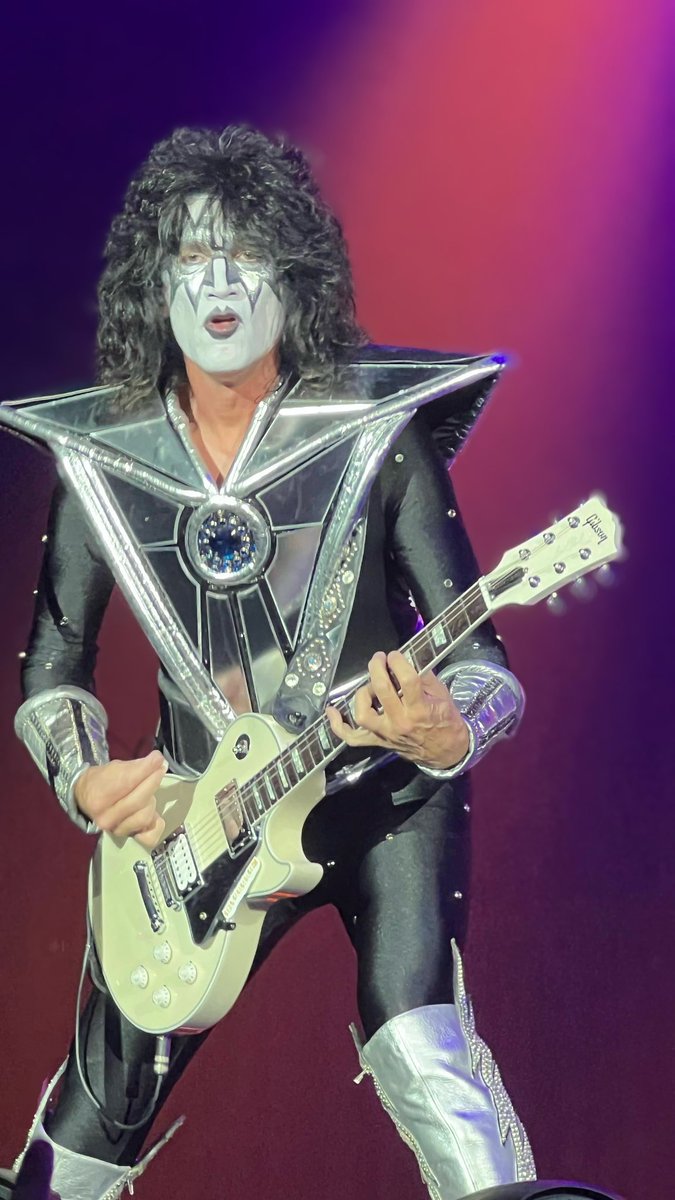 theblackstrat's tweet photo. @Drlove669 @kiss @genesimmons @Traderfx10 Can I offer mine of @tommy_thayer at the @UtilitaArenaBHM #endoftheroadtour 2013 @kiss https://t.co/qGGePEJgpB