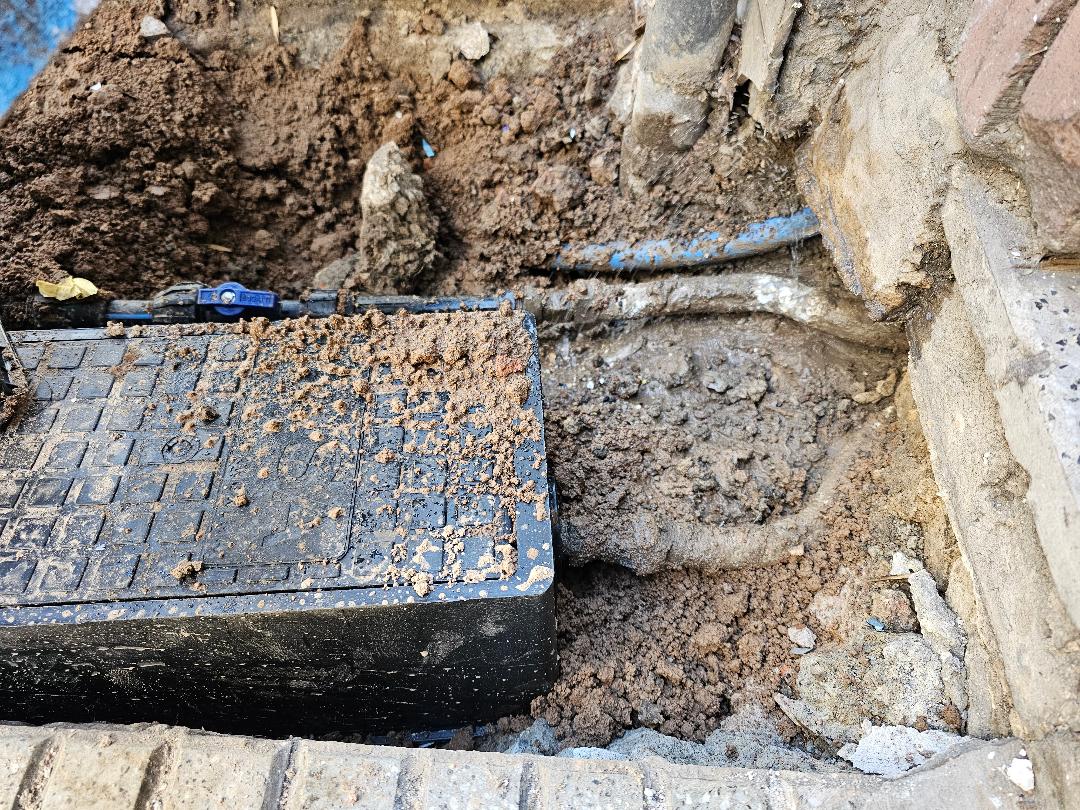 ZatanaZ314's tweet photo. @AySA_Oficial @alejomaxit Hola, asi trabajan en Aysa vinieron a hacer las conexiones nuevas, nos rompieron el caño de plomo y despues de reclamar nos hacen un parche con alambre y goma en vez de reparar el caño que rompieron. Ahora hicieron la vereda con el parche abajo. 2121105 https://t.co/2VEZyhQdQj