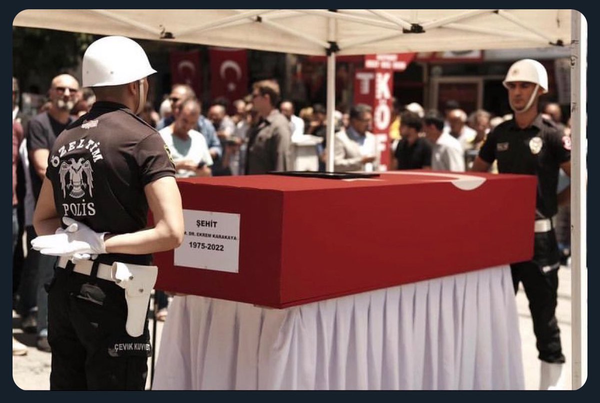 Ne yeni sağlık bakanımız <a href="/drmemisoglu/">Prof. Dr. Kemal Memişoğlu</a> 
Ne de sağlık bakanlığımız <a href="/saglikbakanligi/">T.C. Sağlık Bakanlığı</a>
bu saate kadar,

2 sene önce bugün poliklinik odasında üzerinde beyaz önlüğüyle katledilen #DrEkremKarakaya yı anmadı…