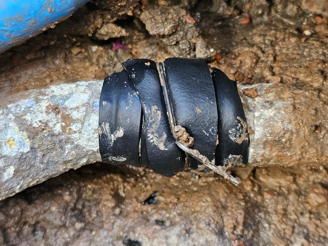 ZatanaZ314's tweet photo. @AySA_Oficial @alejomaxit Hola, asi trabajan en Aysa vinieron a hacer las conexiones nuevas, nos rompieron el caño de plomo y despues de reclamar nos hacen un parche con alambre y goma en vez de reparar el caño que rompieron. Ahora hicieron la vereda con el parche abajo. 2121105 https://t.co/2VEZyhQdQj
