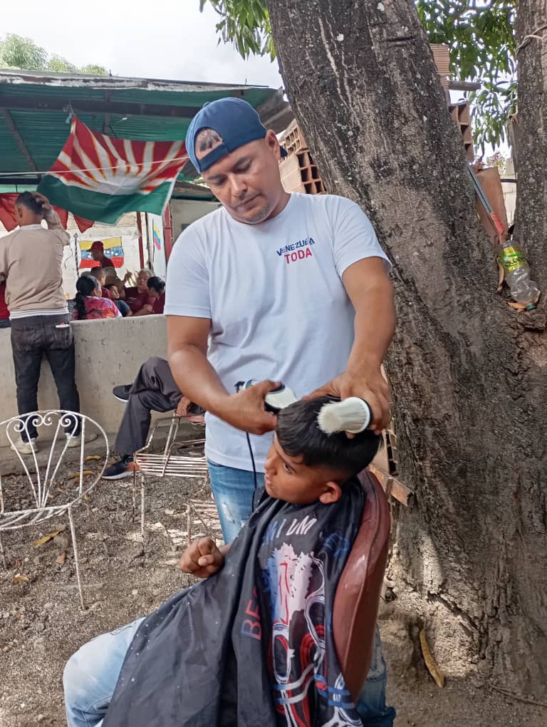 Movfuturolara's tweet photo. Llevamos un granito de arena en las comunidades con atención directa en barbería y manicura a niños, niñas  y adultos mayores construyendo un #futuro juntos 🫶🏾 #6Jul  🇻🇪 📢 @movfuturoven @NorisHerrerar @HectoRodriguez @VillegasPoljak
#VenezuelaSoberanaYPlena
#VotaFuturo! 🇻🇪 https://t.co/O8XTp7QW8x
