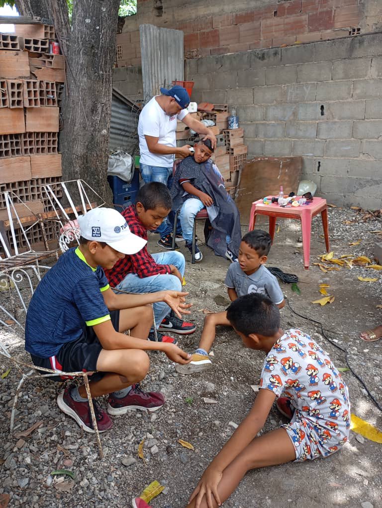 Llevamos un granito de arena en las comunidades con atención directa en barbería y manicura a niños, niñas  y adultos mayores construyendo un #futuro juntos 🫶🏾 #6Jul  🇻🇪 📢 <a href="/movfuturoven/">Movimiento Futuro</a> <a href="/NorisHerrerar/">Noris Herrera</a> <a href="/HectoRodriguez/">Héctor Rodríguez C.</a> <a href="/VillegasPoljak/">Ernesto Villegas Poljak</a>
#VenezuelaSoberanaYPlena
#VotaFuturo! 🇻🇪