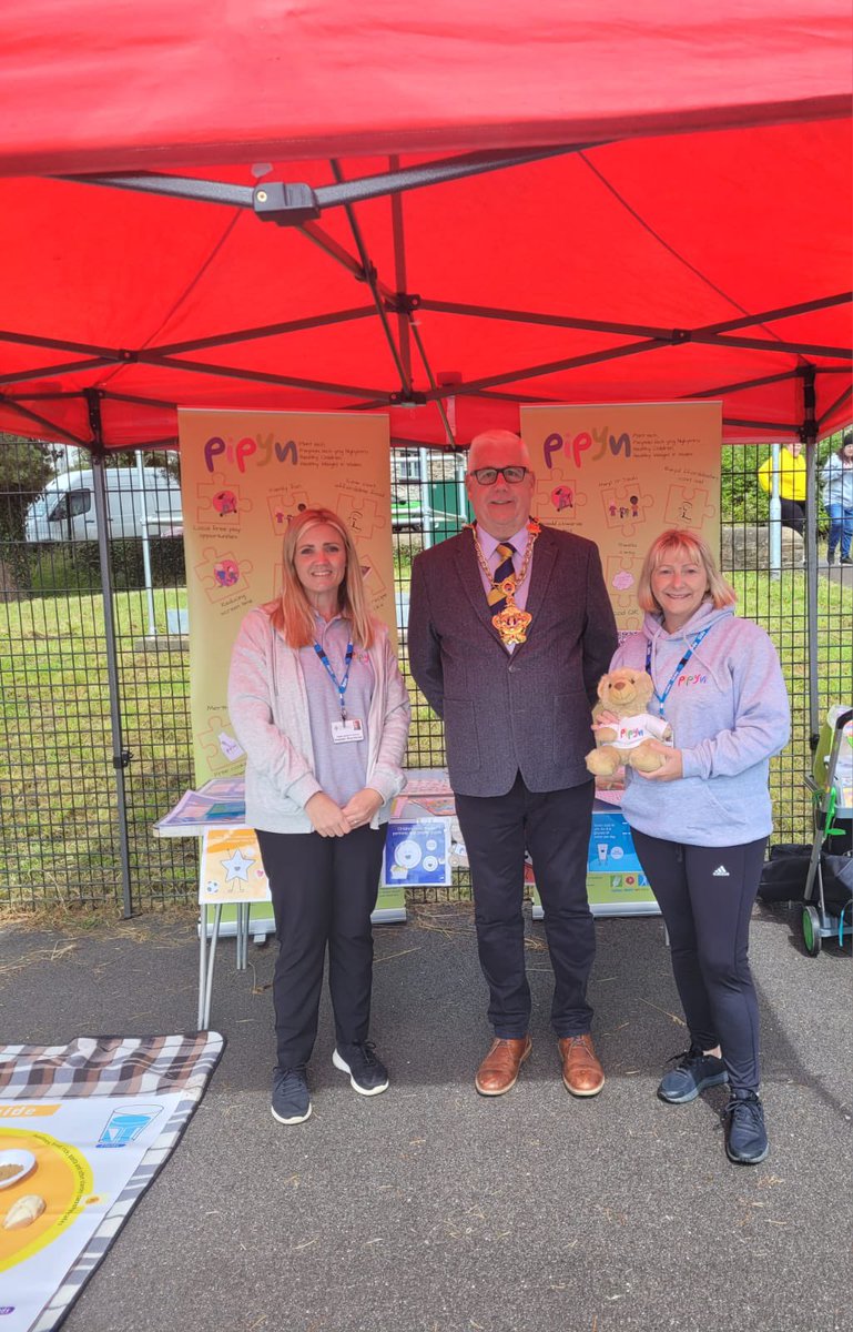 A very windy morning at #ysgolygraig promoting #Merthyrpipyn to all the families ! 
@HeadteacherYYG 
@MerthyrCBC 
<a href="/CTMUHBDietetics/">Cwm Taf Morgannwg Dietetics</a> 
<a href="/CwmTafMorgannwg/">Cwm Taf Morgannwg University Health Board</a> 
<a href="/ShelleyPowellRD/">Shelley Powell</a>