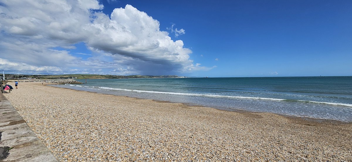 Weymouth beach earlier today #cloudporn #loveukweather <a href="/WessexWeather/">WessexWeather</a>