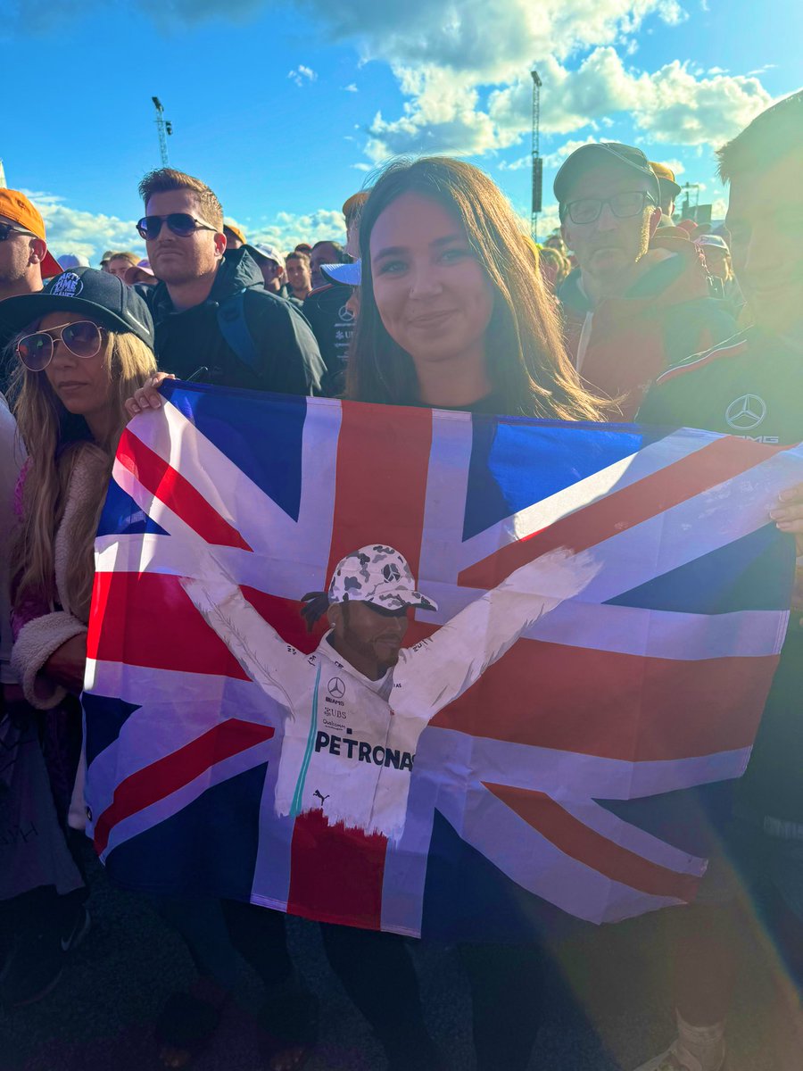 Samuel30332466's tweet image. @LewisHamilton @MercedesAMGF1 look out for the flag at the front of the stage, although seems like it’s missing a signature….