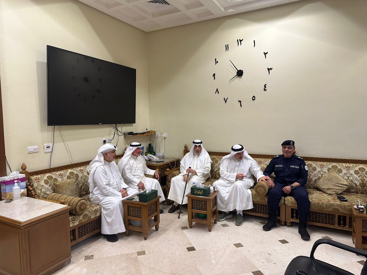 SalehAshoor's tweet photo. تشرفنا بلقاء أخوي مع الأخ معالي وزير الداخليه أثناء تفقده إستعداد الحسينيات لشهر محرم الحرام وأستمعنا إلي توجيهات معاليه بخصوص الأمن والنظام العام ونيابة عن أصحاب الحسينيات والمضايف نشكر معالي السيد وزير الدآخليه إهتمامه وحرصه على امن الحسينيات وليست غريبه على معاليه هذا الاهتمام https://t.co/r6b6723FqF
