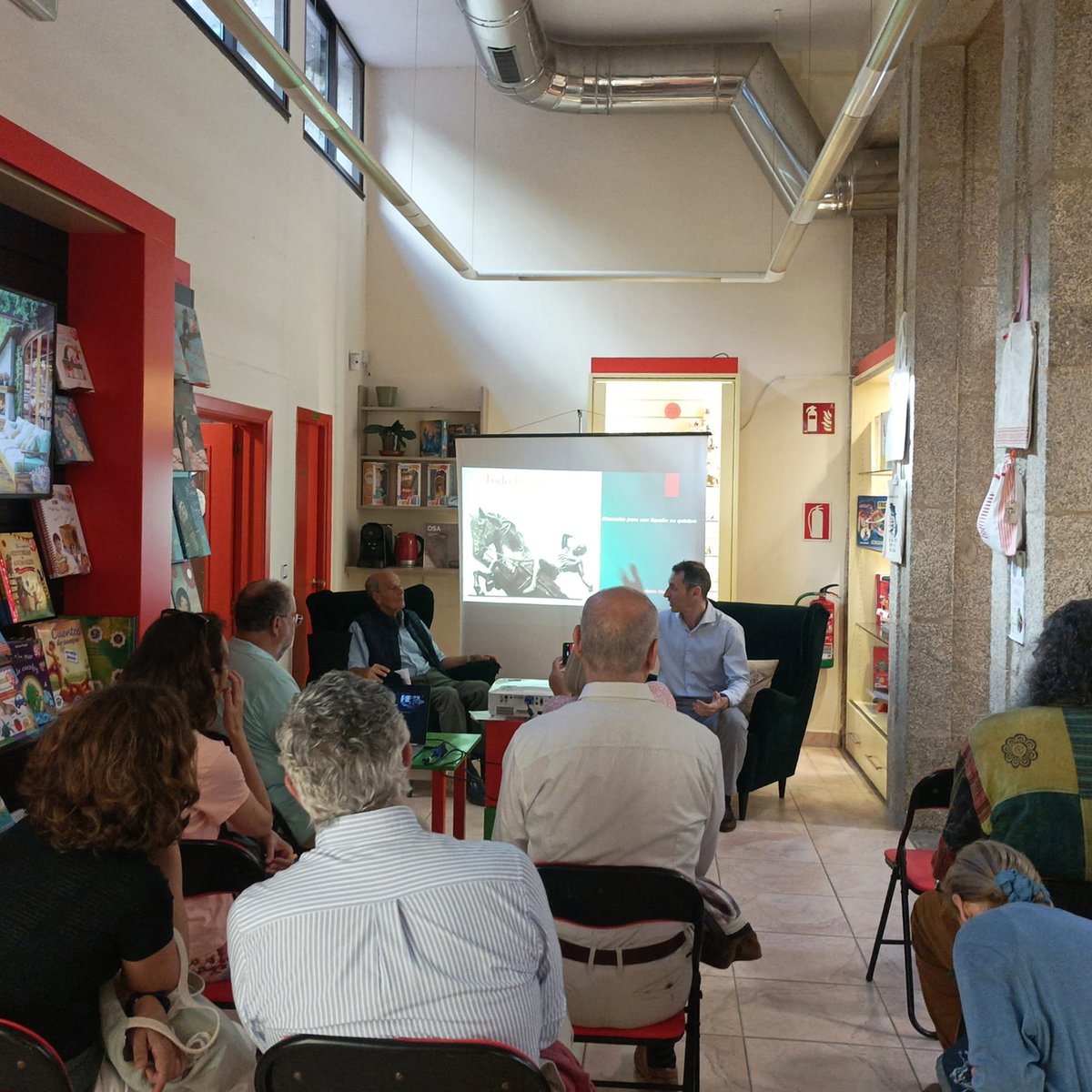 'Todo lo que no se da se pierde' con José Antonio Osaba en la librería San Pablo - Santiago de Compostela 
📖 bit.ly/OsabaMemorias 
#joseantonioosaba #memorias #españaenquiebra #sanpablo #todoloquenosedasepierde #santiago #compostela