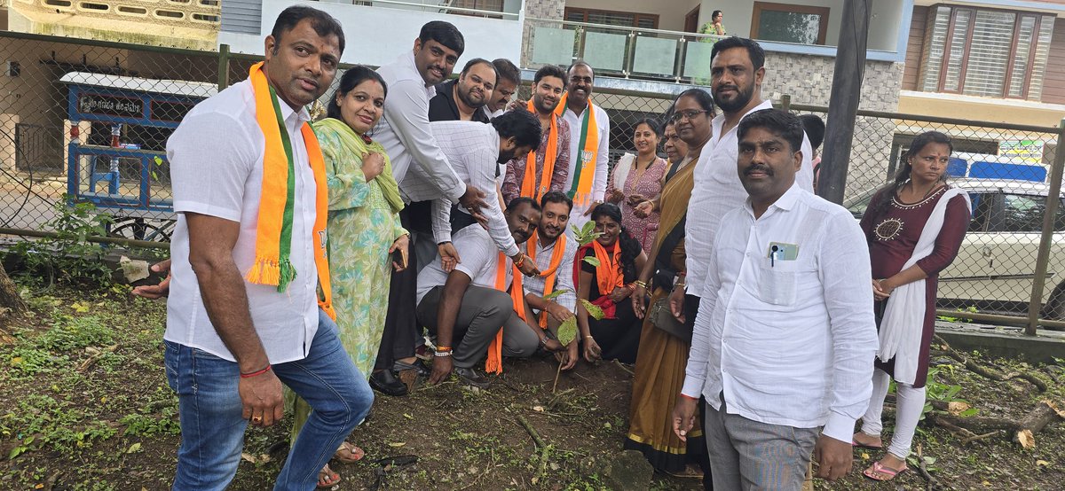 "ತಾಯಿಯ ಹೆಸರಿನಲ್ಲಿ ಒಂದು ಸಸಿ"
 
ರಾಷ್ಟ್ರದ ಪ್ರಧಾನಿಗಳಾದ ಶ್ರೀ ನರೇಂದ್ರ ಮೋದಿಯವರ ಆಶಯದಂತೆ ತಾಯಿ ಹೆಸರಿನಲ್ಲಿ ಒಂದು ಸಸಿ ಅಭಿಯಾನಕ್ಕೆ ಇಂದು ಬಿಜೆಪಿ ಜಿಲ್ಲಾಧ್ಯಕ್ಷರಾದ ಶ್ರೀ ಸಿದ್ದೇಶ್ ನಾಗೇಂದ್ರರವರ ನೇತೃತ್ವದಲ್ಲಿ ಹಾಸನ ನಗರದ ವಾರ್ಡ್ ನಂಬರ್ 14ರ ಉದ್ಯಾನವನದಲ್ಲಿ ಸಸಿ ನೆಡುವ ಮೂಲಕ ಚಾಲನೆ ನೀಡಲಾಯಿತು.

#ShayamPrasadMukherji