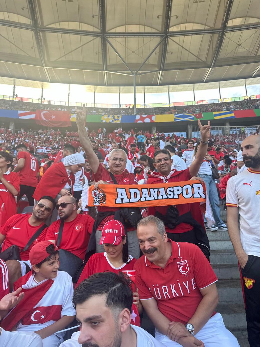 📸 EURO 2024 Çeyrek Finalinde Hollanda karşısında Adanasporlu taraftarlarımız millilerimizi yalnız bırakmıyor. 
⚪️ Başarılar Türkiye’m 🇹🇷