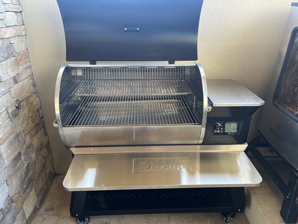 DMyers25's tweet image. My new smoker. Can’t what to fire this baby up. #Recteq
