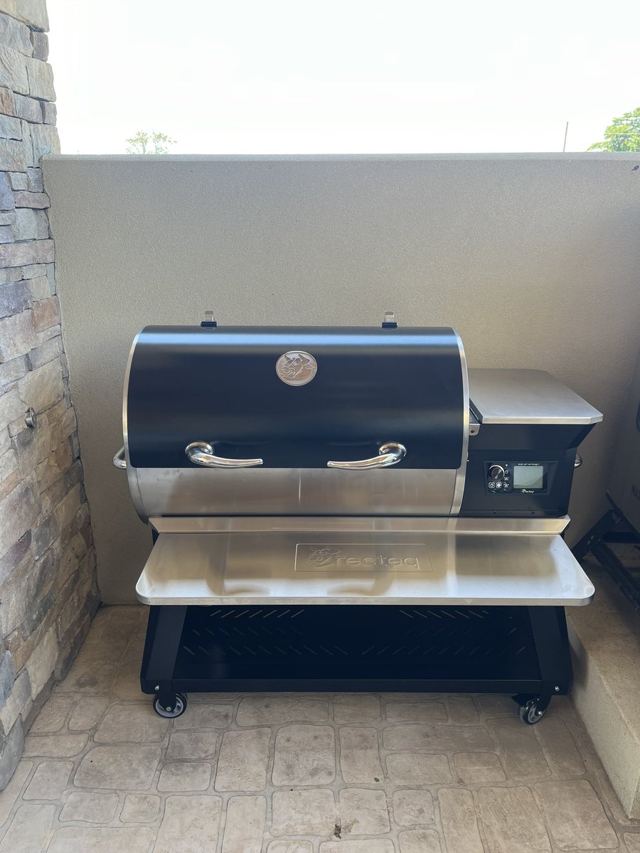 DMyers25's tweet image. My new smoker. Can’t what to fire this baby up. #Recteq