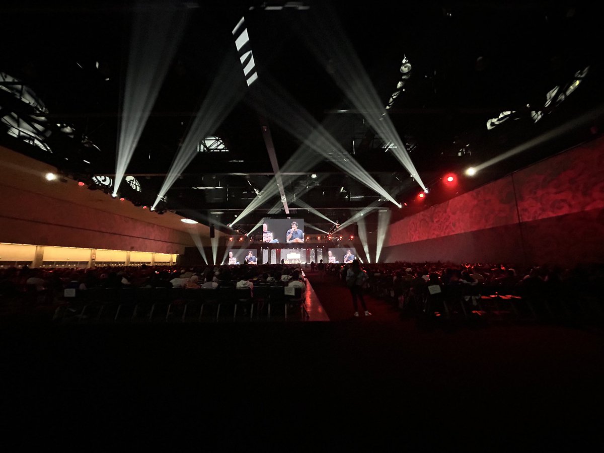 MakiTerashima's tweet photo. Main Events aka West Hall at 2pm today!! We have lots of goodies to give away. I promise to make it a super eventful and fun panel filled with laughter and surprises.
本日2時からこちらの大会場にてIGグループ合同パネルです。笑いに包まれた楽しい90分を約束するので絶対に来てください。 https://t.co/mBBsnTUpAA