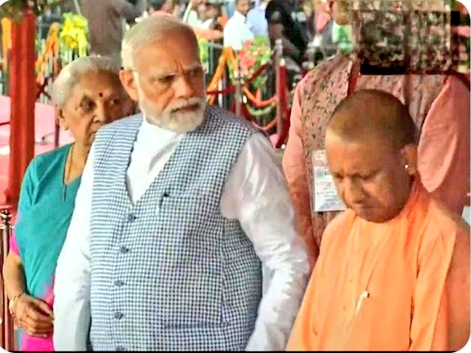 मुख्यमंत्री जी अयोध्या लोकसभा क्या हारे अयोध्या आना जाना ही बन्द कर दिये।

अयोध्या में 4 फिट पानी भरा गया अस्पताल की इमरजेंसी डूब गयी एयरपोर्ट डूब गया सड़कें ध्वस्त हो गयी सारा विकास पानी में समा गया।

90% काम गुजरात की कंपनियों के पास था।
खुलेआम 50% कमीशन बाजी हो रही थी जो आज भी