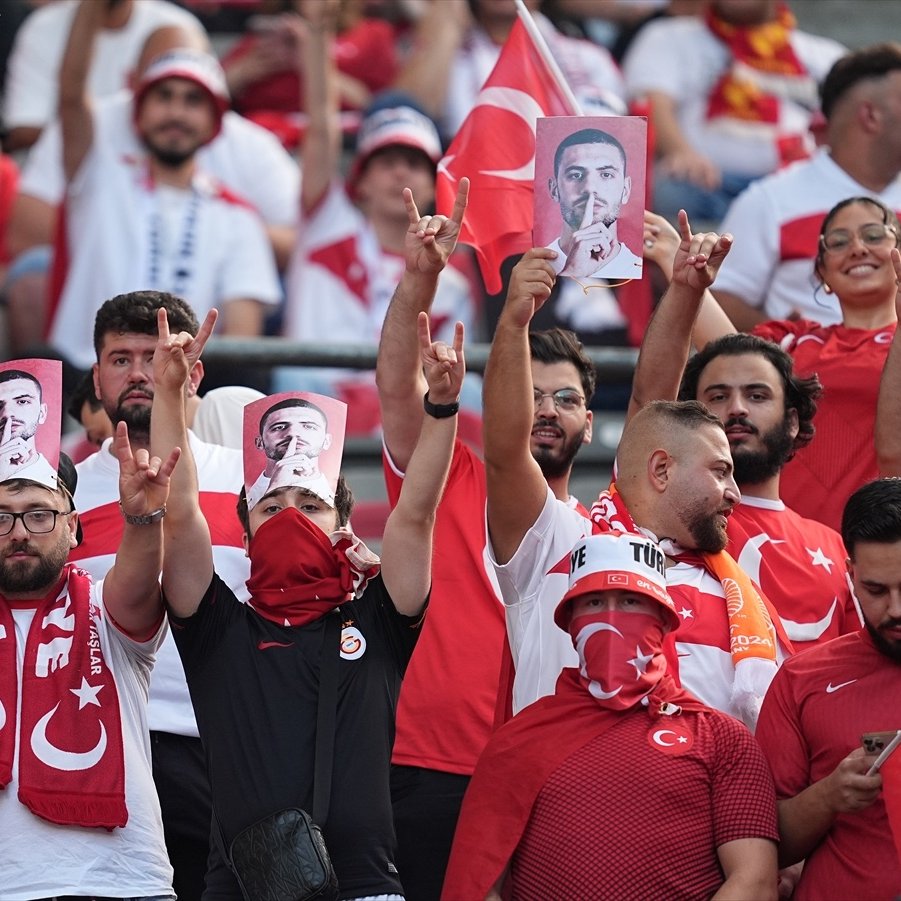 Taraftarlarımızdan Merih Demiral'a destek.