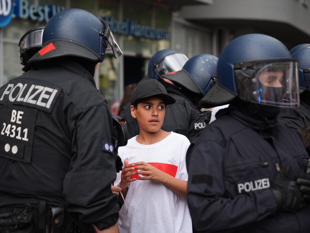 FatihZingal's tweet image. Ein Bild sagt mehr als 1000 Worte. Tolle Arbeit liebe Polizei. Ihr habt es geschafft, den kleinen Jungen einzukreisen. Wirklich toll!