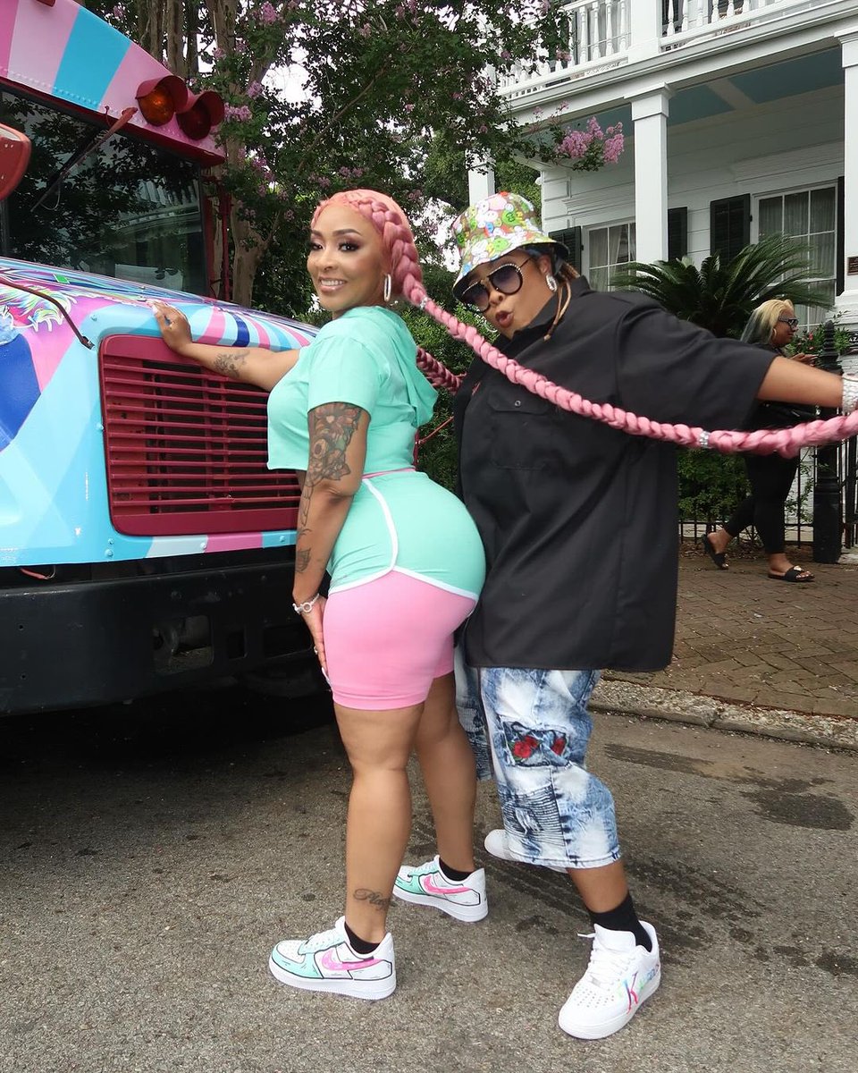 kaleidokrewe's tweet photo. #KHPessenceTAKEOVA DAY 2 ✌🏾🤪 SAVIN EDGES &amp; LEGS‼️ We’re giving away FREE products &amp; FREE rides 🚐💨 Shakin the streets of NOLA UP! 

📱 Text FREE to 32687 to ride FREE with KHP all wknd LONG 📱#darealbbjudy #dabrat #kaleidoscopehairproducts #khptakeova https://t.co/0zCgHYNrjS
